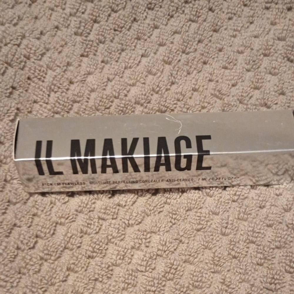 IL MAKIAGE Silver Concealer for Flawless Coverage